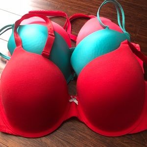 3 Victoria’s Secret bras
